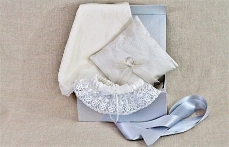 brides-box-ivory-ring-cushion-ivory-hood-ivory-garter-wedding-accessories-bridal-trousseau-02.004.00014-79.50